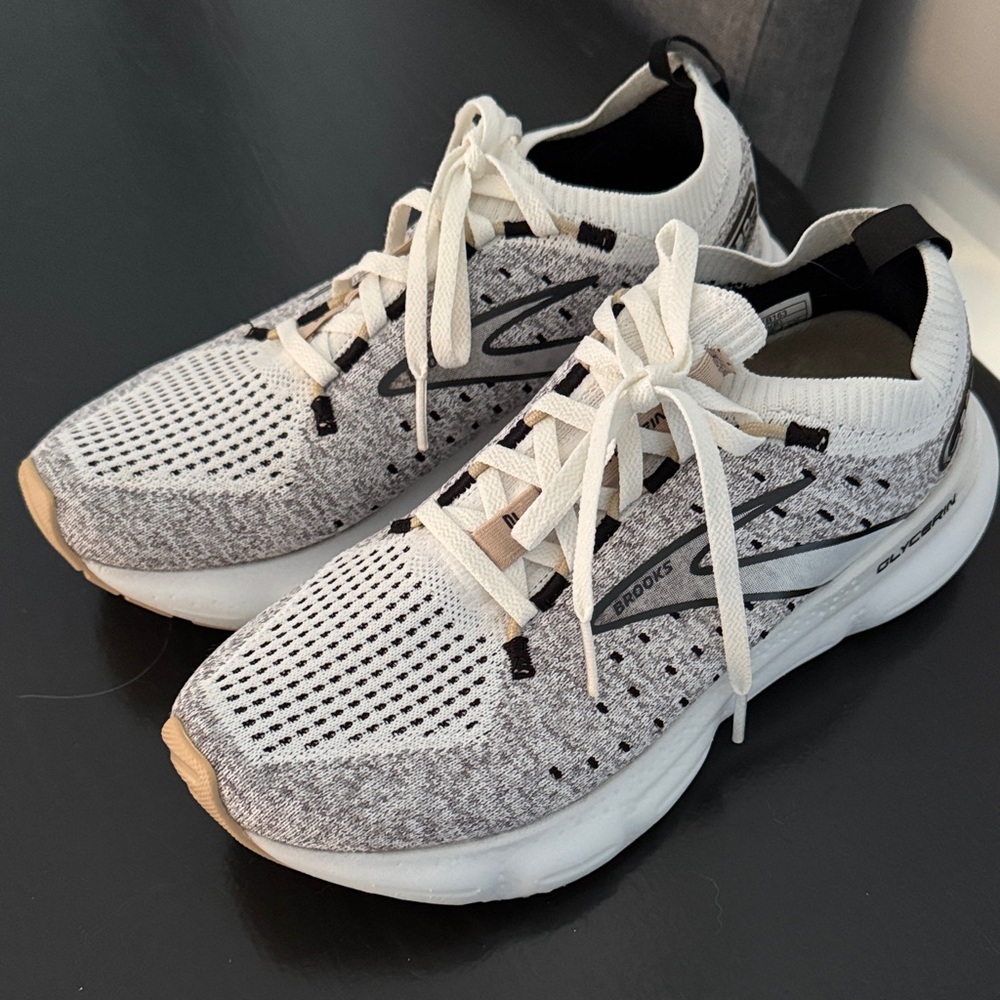 Brooks womens sz 6 Glycerine 20 Gray/ white  Running Shoes